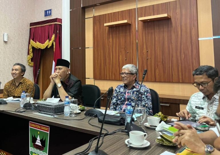 Gubernur Sumbar, Mahyeldi Ansharullah pimpin pertemuan pertemuan dengan perwakilan pengembang energi hijau di Sumbar, di ruang rapat Istana Gubernuran, Jumat (8/8/2025). IST