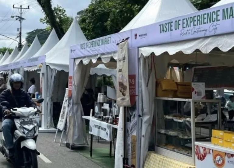Deretan booth bagi pelaku UMKM yang memeriahkan gelaran Taste of Padang Experience Market di kawasan Batang Arau, Kota Tua Padang. IST