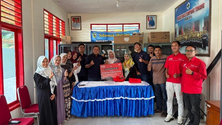 Foto bersama saat penyerahan bantuan secara simbolis oleh Telkomsel ke Puskesmas Simpang Tonang, Pasaman. IST