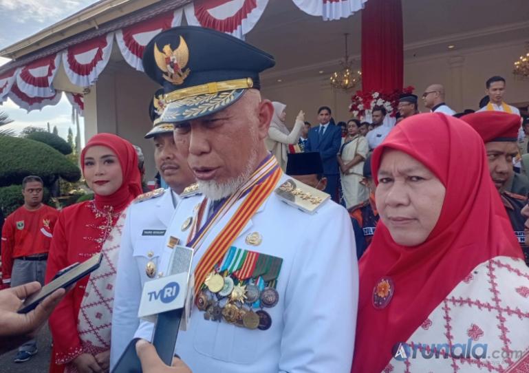Gubernur Sumbar, Mahyeldi Asnyarullah Asnyarullah saat dimintai tanggapannya oleh wartawan seusai upacara bendera peringatan HUT 80 tahun Kemerdekaan RI, di Padang, Minggu (17/8/2025). (dok : arunala.com)