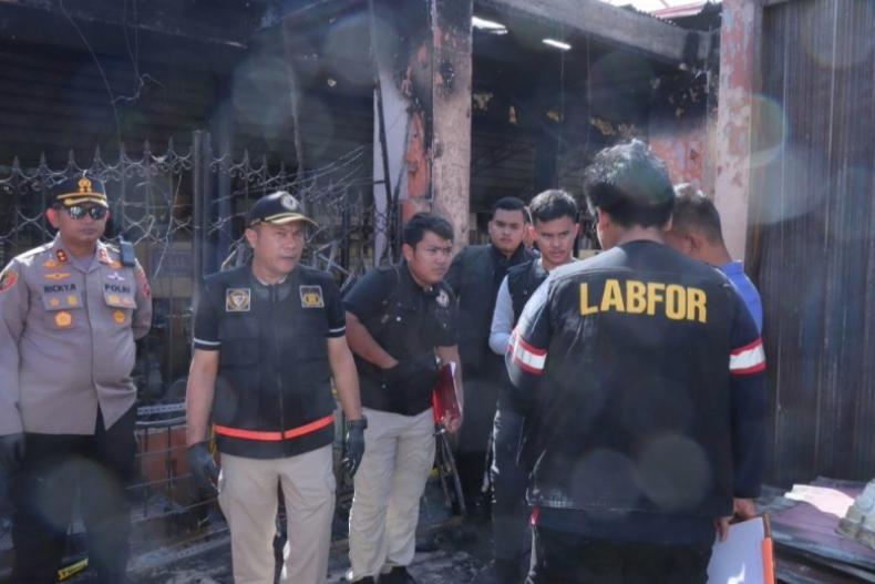 Kapolres Payakumbuh, AKBP Ricky Ricardo dampingi tim Labfor Polda Riau saat lakukan penyelidikan penyebab kebakaran Pasar Payakumbuh, Jumat (29/8/2025). IST