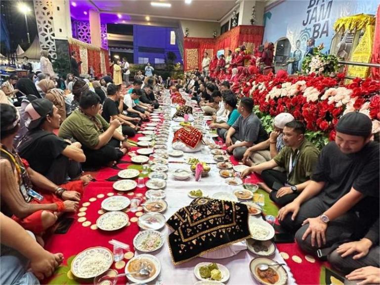 Peserta ICCN dan warga ramaikan prosesi makan bajamba sebagai penutup kegiatan ICCN di Youth Center Bagindo Aziz Chan pada Minggu malam, (10/8/2025). IST