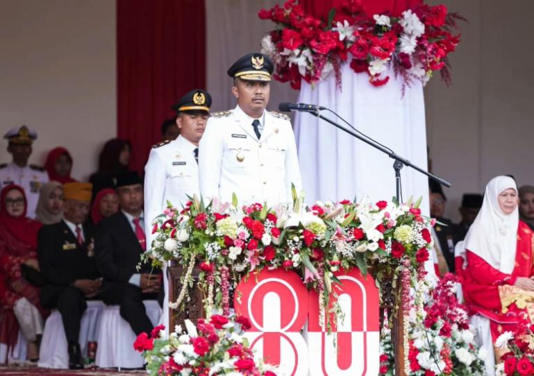 Wagub Sumbar, Vasko Ruseimy jadi irup upacara penurunan bendera, Minggu sore (17/8/2025). IST