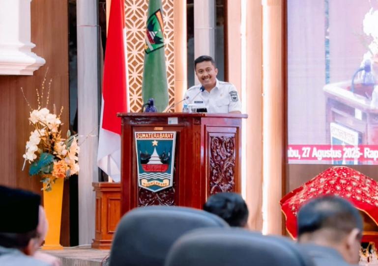 Wagub Sumbar, Vasko Ruseimy paparkan capaian pembangunan daerah selama tahun 2025, khususnya pada Triwulan I saat rapat paripurna di DPRD Sumbar,  Rabu (27/8/2025). IST