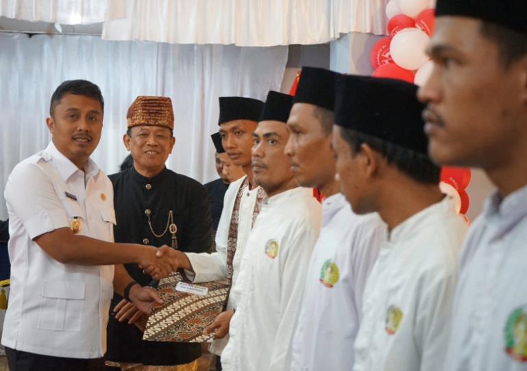 Wagub Sumbar, Vasko Ruseimy didampingi Kabid Pelayanan dan Pembinaan Ditjenpas Sumbar, Zulfikri serahkan remisi kepada para napi di Lapas Kelas IIA Muaro Padang, Minggu (17/8/2025). IST