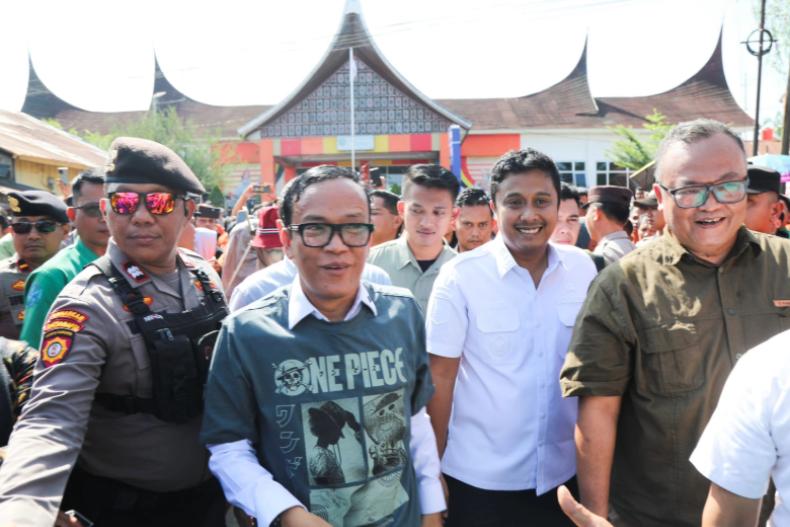 Wakil Gubernur Sumbar, Vasko Ruseimy saat mendampingi Wakil Menteri Ketenagakerjaan (Wamenaker) RI, Immanuel Ebenezer saat menemui ratusan karyawan PT Bumi Sarimas Indonesia yang unjuk rasa, Kamis (7/8/2025). IST