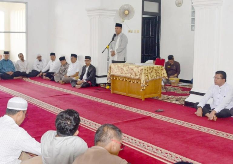 Wakil Wali Kota Pariaman, Mulyadi memimpin pelaksanaan wirid bulanan bagi ASN dan OPD di lingkup pemko setempat, Jumat (1/8/2025). IST