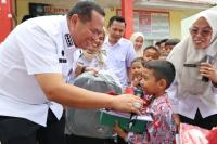 1.371 Murid Kelas 1 di 72 SDN di Kota Pariaman Terima Seragam Sekolah Gratis