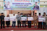 Anggota DPR RI Dapil Sumbar Serah Dana PIP di SMAN 15 Padang
