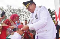 Di Peringatan HUT ke-80 Tahun RI, Pemko Pariaman Resmi Serahkan Seragam Sekolah Gratis bagi SD