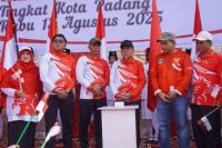 Sambut HUT RI, Wawako Padang Bagikan Bendera Merah Putih pada Masyarakat
