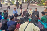 Sampaikan 12 Tuntutan, Singgung Perkara Lahan di Pessel dan MBG