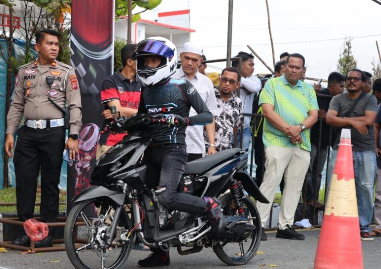 Wako Pariaman, Yota Balad memperhatikan salah seorang biker yang bersiap start dalam kejuaraan Drag Bike Wali Kota Pariaman Cup Tahun 2025 yang berlangsung di By Pass, Pariaman, Minggu (28/9/2025). IST
