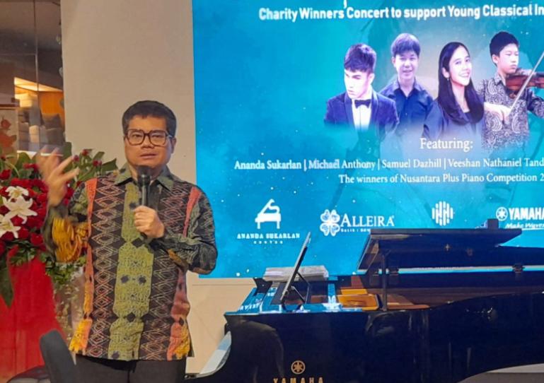 Pianis dan komponis ternama Indonesia, Ananda Sukarlan. IST