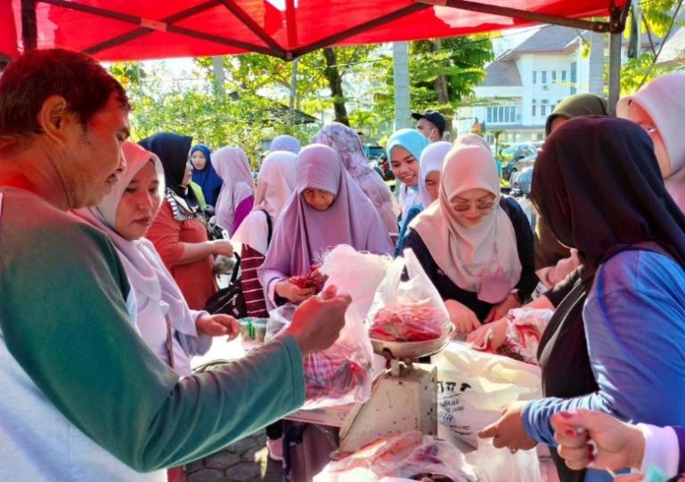 Suasana gerakan pasar murah yang diadakan Dinas Pertanian, Pangan dan Perikanan (DP3) Kota Pariaman, Jumat (26/9/2025). IST