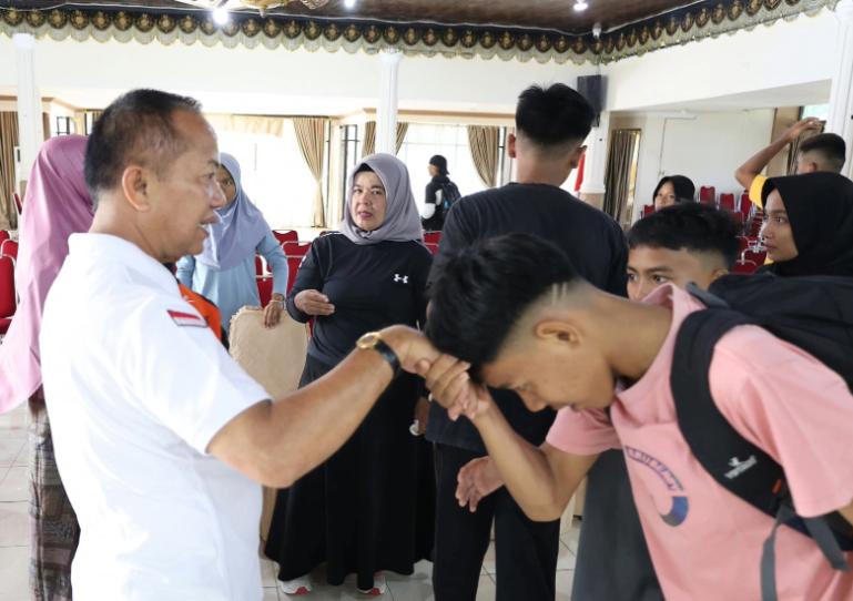 Ketua KONI Kota Pariaman, Edison TRD melepas para atlet tarung drajad dari Kota Pariaman mengikuti seleknas tingkat Sumbar, Jumat (26/9/2025). IST