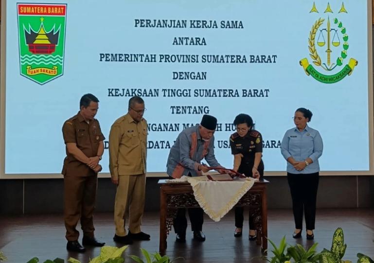 Gubernur Mahyeldi bersama Kajati Sumbar, Yuni Daru Winarsih lakukan penandatanganan kerja sama di bidang hukum, Selasa (23/9/2025). IST