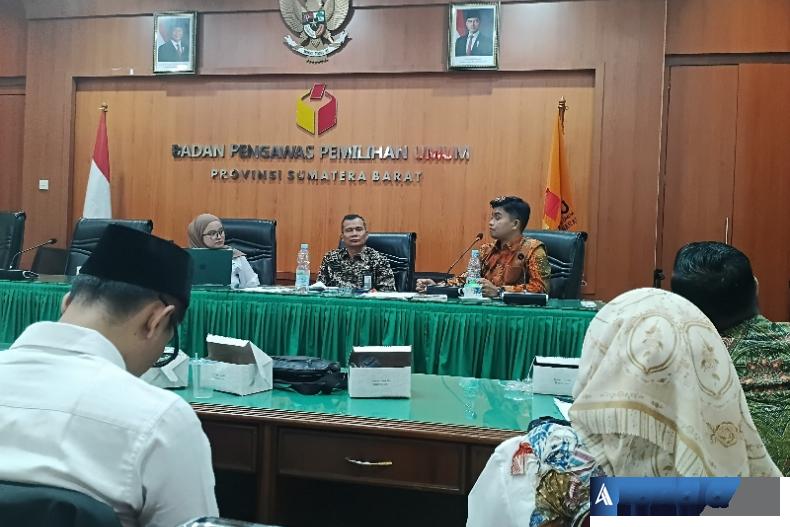 Kordiv SDM, Organisasi dan Diklat Bawaslu Sumbar, Febrian Bartez, bersama narasumber paparkan pentingnya survei kepuasan masyarakat bagi Bawaslu, di Padang, Kamis (25/9/2025). (dok : arunala.com)