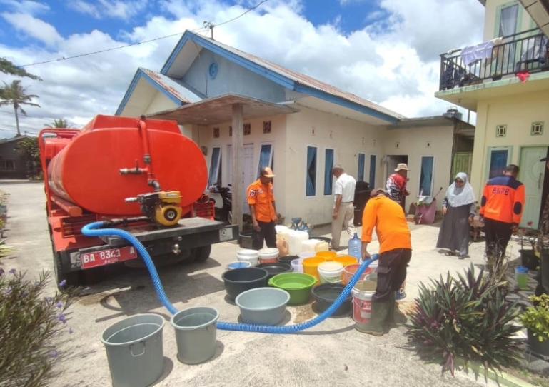 Petugas BPBD Agam mendistribusikan air bersih kepada masyarakat, akibat dampak kemarau yang terjadi di kabupaten itu. IST