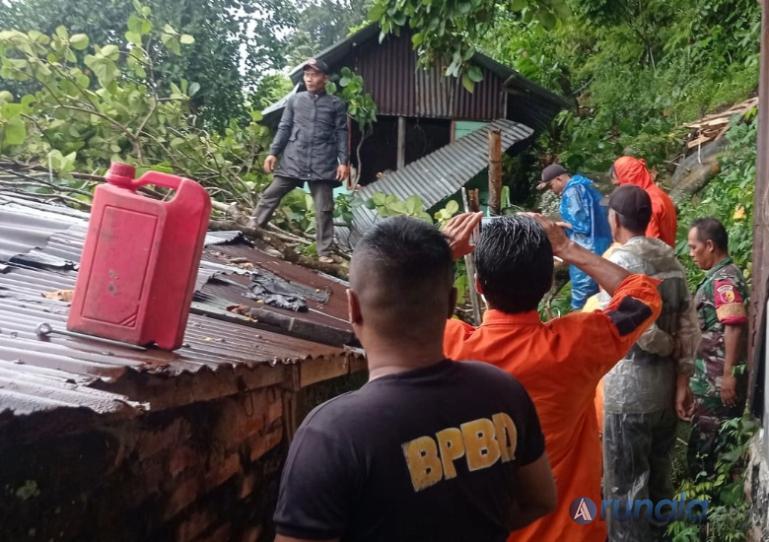 Petugas BPPD Kota Padang dibantu warga dan unsur lainnya lakukan pembersihan ranting dan dahan pohon yang menimpa rumah warga, Minggu (28/9/2025). IST
