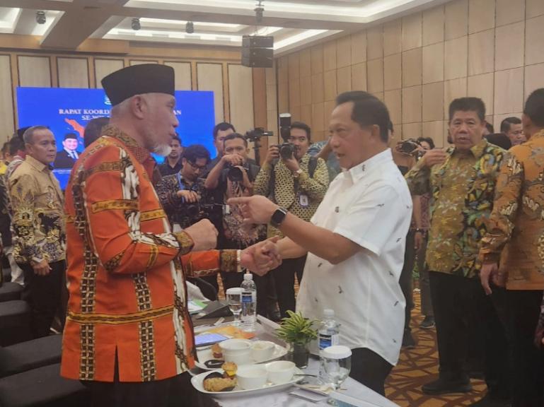 Gubernur Sumbar, Mahyeldi bersama Mendagri Tito Karnavian di acara rakor pemerintahan se Sumatera di Batam, Kepulauan Riau, Minggu (21/9/2025). IST