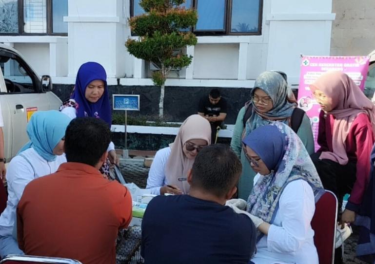 Para ASN dan Non ASN di lingkup Pemko Pariaman mengikuti cek kesehatan gratis yang diadakan Dinkes kota setempat, Jumat  (26/9/2025). IST