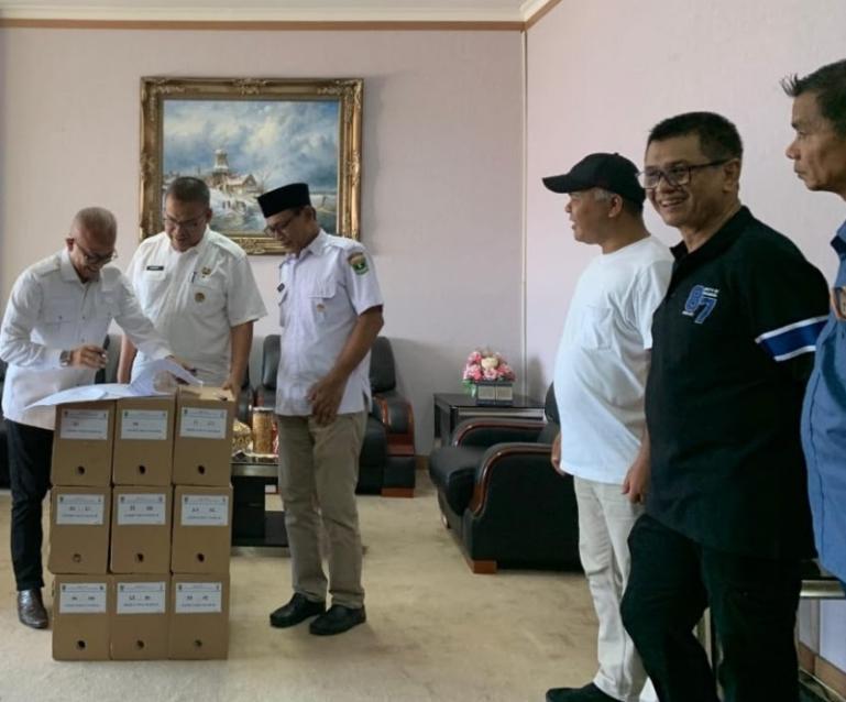 Sekprov Sumbar, Arry Yuswandi saksikan penyerahan data/arsip inaktif dari beberapa biro di Setprov Sumbar kepada Biro Umum, Senin (8/9/2205). IST