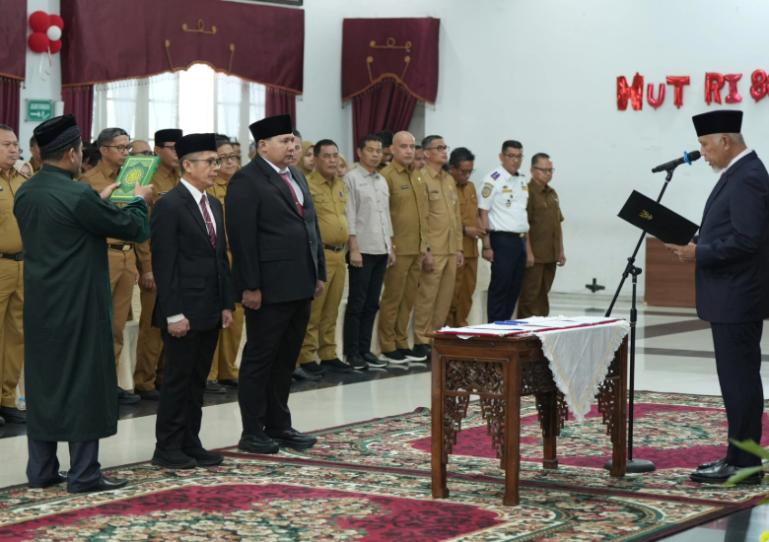 Gubernur Mahyeldi melantik dua pejabat eselon II di lingkup Setprov Sumbar, Selasa (2/9/2025). IST