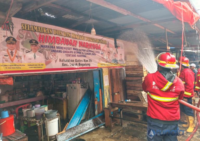 Petugas Damka Padang lakukkan pendinginan pada toko yang terbakar di Kelurahan Gates Nan XX. Kecamatan Lubuk Begalung (Lubeg), Kota Padang, Senin sore (22/9/2025). IST