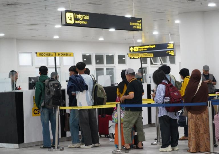 Sejumlah penumpang tujuan luar negeri urus dokumen imigrasi di terminal kedatangan interbasional BIM, Selasa (9/9/2025). IST
