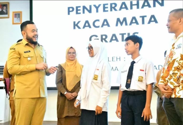Wali Kota Padang Fadly Amran didampingi Ketya Gapopin Sumbar Indra Yunaidi berdialog dengan siswa SMP penerima kacamata dari Gapopin Sumbar, Senin (15/9/2025). IST