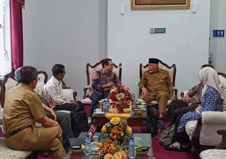 Gubernur Sumbar, Mahyeldi Ansyarullah menyambut kedatangan Plt Deputi Bidang Koordinasi dan Supervisi  Komisi Pemberantasan Korupsi (KPK) RI Agung Yudha Wibowo, sebelum dimulainya rakor monev SPI dan MCP, Selasa (9/9/2025). IST