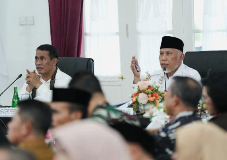 Gubernur Mahyeldi paparkan kondisi lahan pertanian Sumbar kepada Mentan Amran yang berkunjung ke Sumbar, Selasa (16/9/2025). IST