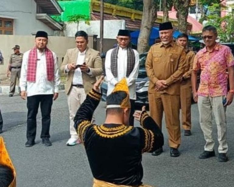 Gubernur Mahyeldi didampingi Kepala Dinas Kearsipan dan Perpustakaan Sumbar, Jumaidi disambut tari pasambahan, saat membuka Festival Literasi Daerah Sumbar, Selasa (9/9/2025). IST