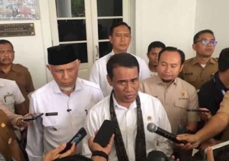 Anggota Komisi IV DPR RI asal Sumbar, Rahmat Saleh saat mendampingi Menteri Pertanian (Mentan) Amran saat berkunjung ke Sumbar beberapa waktu lalu. IST