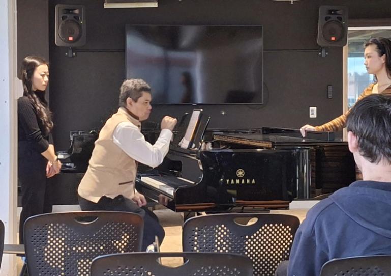 Pianis dan komponis ternama Indonesia, Ananda Sukarlan, sedang mengajarkan mainkan piano kepada siswanya dari luar negeri. IST