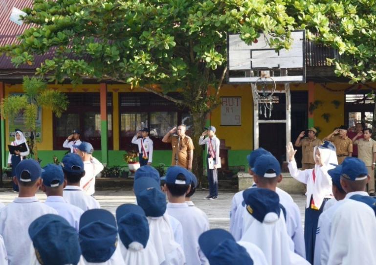 Wakil Wali Kota Pariaman, Mulyadi saat menjadi Inspektur Upacara (Irup) bendera di Halaman SMPN 4 Kota Pariaman, Senin (8/9/2025). IST