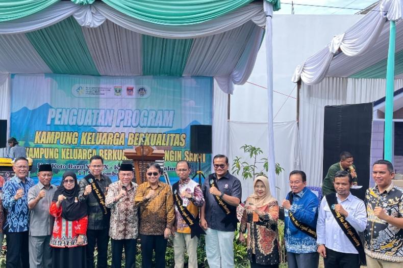 Deputi Bidang Dalduk BKKBN, Bonivasius Prasetya Ichtiart, Wawako Padang, Maigus Nasir, Camat Lubeg Nofiandi Amir dan para orang tua asuh cegah stunting Kampung KB Beringin Sakti, Kelurahan Koto Baru Nan XX, Kamis (11/9/2025). IST