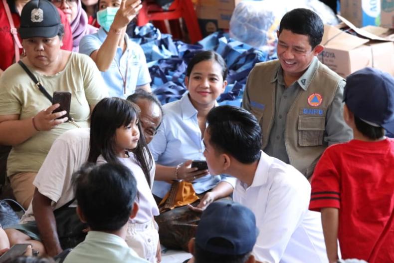 Kepala BNPB Letjen TNI Suharyanto(kemeja dan rompi hijau) mendampingi Wapres Gibran berdialog dengan pengungsi di Banjar Tohpati, Denpasar, Bali, Jumat (12/9/2025). IST