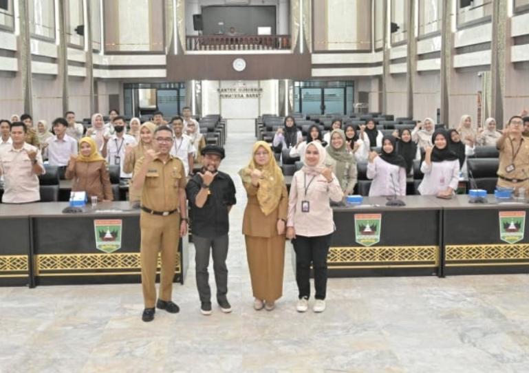 Plt Kepala Biro Adpim Setptov Sumbar, Dirse Novera bersama peserta bimtek, Selasa (2/9/2025). IST