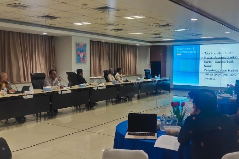 Direktur Keuangan Bank Nagari, Roni Edrian didampingi dewan komisaris dan direksi memaparkan program Gebyar Hadiah Tabungan Bank Nagari kepada wartawan saat Konferensi Pers di Aula Lantai IV Kantor Pusat Bank Nagari, Kamis (4/9/2025). IST