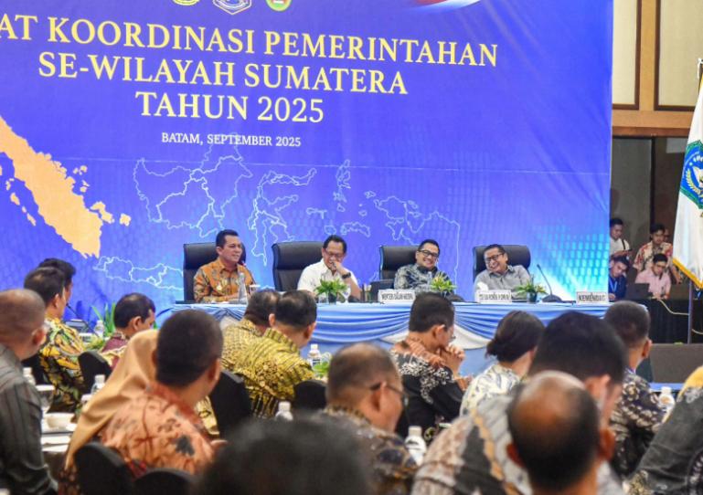 Mendagri Tito Karnavian memimpin rapat koordinasi (rakor) pemerintahan se Sumatera di Batam, Kepulauan Riau, Minggu (21/9/2025). IST