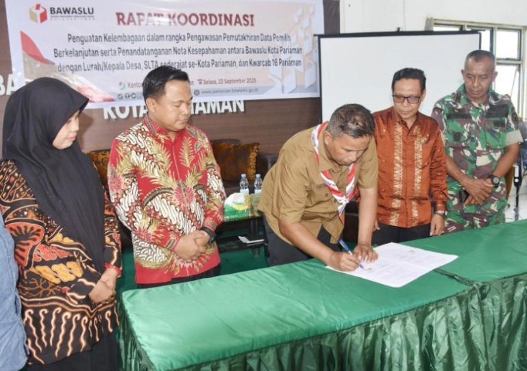 Wawako Mulyadi tanda tangani naskah nota kesepahaman dengan Bawaslu Kota Pariaman, Selasa (23/9/2025). IST