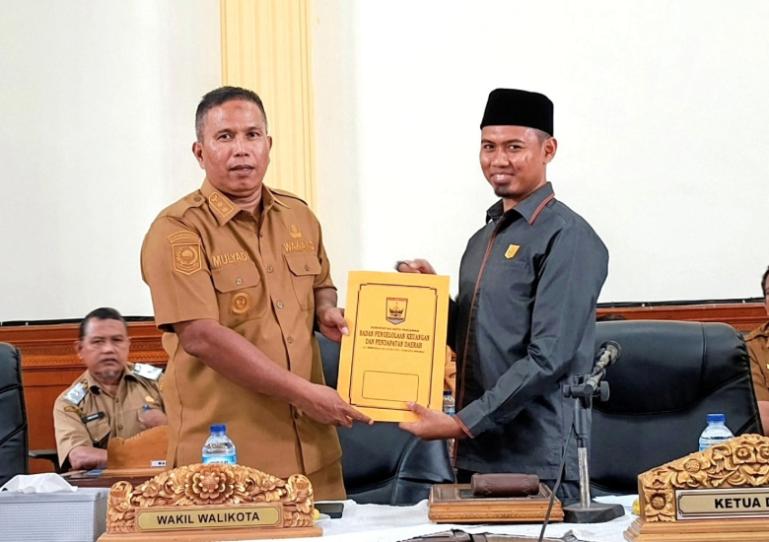 Wawako Mulyadi serahkan rancangan KUA PPAS APBD 2026 kepada Ketua DPRD Kota Pariaman, Ketua DPRD Kota Pariaman Muhajir Muslim, Selasa (9/9/2025). IST