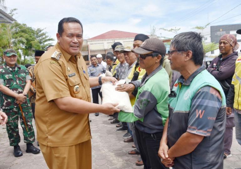 Wako Pariaman Yota Balad serahkan bantuan beras kepada para tukang di kotanya, Selasa siang (2/9/2025). IST