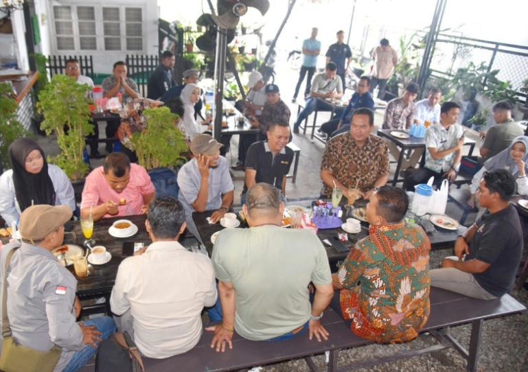 Wali Kota dan Wakil Wali Kota Pariaman, Yota Balad - Mulyadi perkuat sinergi dengan media, di Lapana Cafe, Kelurahan Pondok Duo, Kecamatan Pariaman Tengah, Kamis (11/9/2025). IST