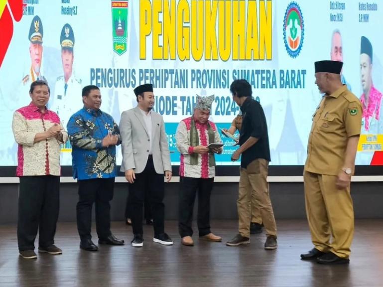 Anggota Komisi IV DPR RI, Rahmat Saleh didampingi Gubernur Sumbar, Mahyeldi saat menghadiri pengukuhan Perhiptani Sumbar yang baru di Padang, Senin (15/9/2025). IST