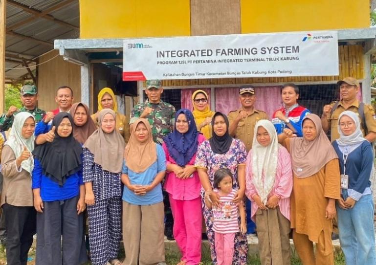 KWT Timbulun Indah Lestari Bungun Timur, Padang, bersama pihak Pertamina saatb panen perdana program SABAKO, Rabu (3/9/2025). IST