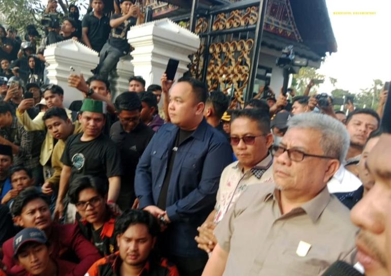 Ketua DPRD Sumbar, Muhidi  bersama wakil dan ketua-ketua Fraksisaat saat menerima tuntutan peserta demo di depan gedung DPRD Sumbar, Senin (1/9/2025). IST