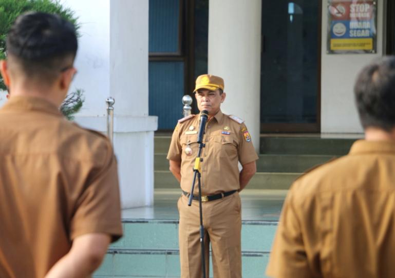 Sekko Pariaman, Afrizal Azhar pimpin apel pagi perdananya bersama ASN Setko, BKPSDM, Diskominfo, BPKPD dan Bappeda bertempat di halaman balaikota, Senin (22/9/2025). IST